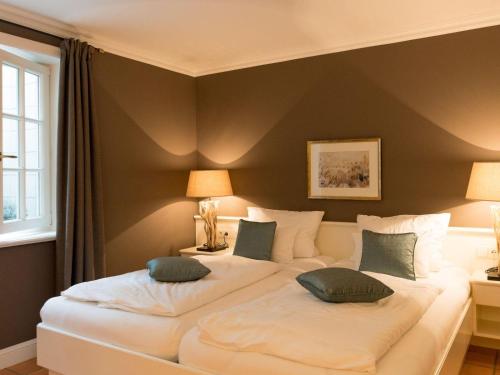 ein Schlafzimmer mit 2 Betten mit Kissen darauf in der Unterkunft Prahl Hüs 3 in Kampen