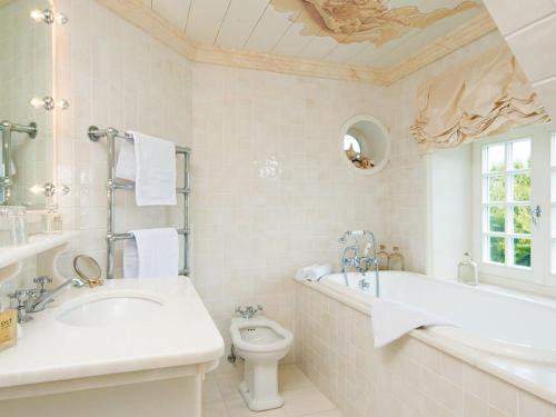 a bathroom with a tub and a toilet and a sink at Pueckdeel in Kampen