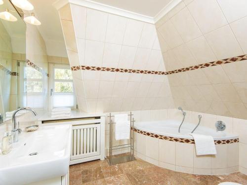 een badkamer met een bad en een wastafel bij Haus-Peter in Kampen