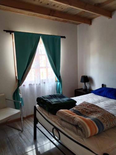 1 dormitorio con cama y ventana con dosel en Cabañas Ocean Forest, en El Tabo