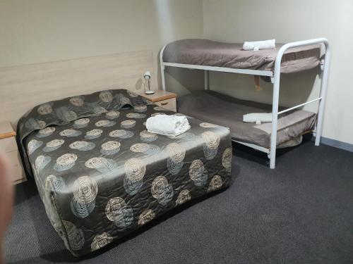 Postel nebo postele na pokoji v ubytování Kambah Inn
