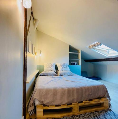 une chambre avec un grand lit dans une pièce dans l'établissement Duplex plage, à Trouville-sur-Mer