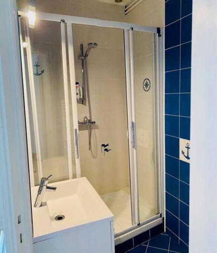 une salle de bain avec une douche avec un lavabo et une douche dans l'établissement Duplex plage, à Trouville-sur-Mer