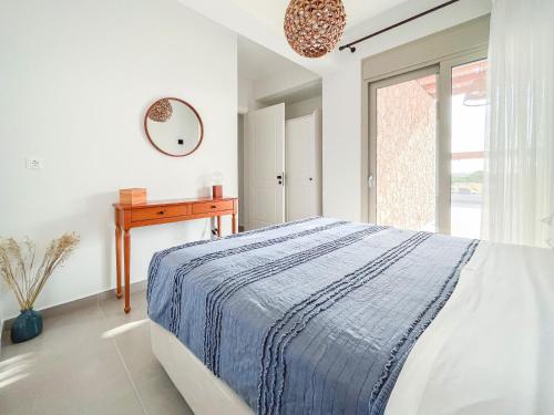 Кровать или кровати в номере Alykes Beachside Stylish Villas with Private Pool South Rhodes