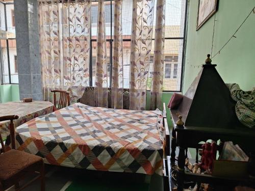 POP HOME 81260A Suneja Empire في Rohtak: غرفة نوم بسرير ونافذة