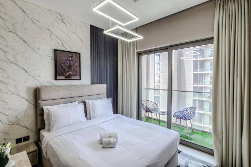 een hotelkamer met een bed en een groot raam bij STAY BY LATINEM Luxury 1BR Holiday Home CVR B3102 near Burj Khalifa in Dubai
