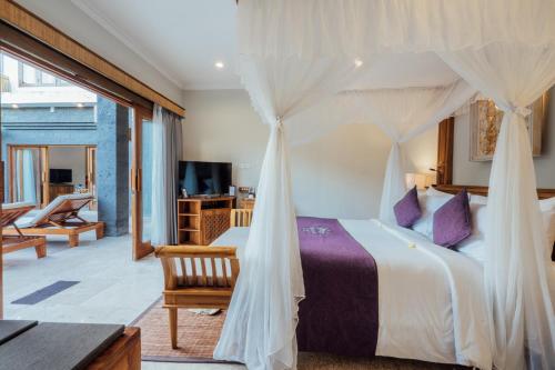 Ένα ή περισσότερα κρεβάτια σε δωμάτιο στο Desa Swan Villas & SPA, Keramas