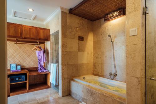 Ένα μπάνιο στο Desa Swan Villas & SPA, Keramas