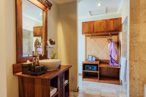 Ένα ή περισσότερα κρεβάτια σε δωμάτιο στο Desa Swan Villas & SPA, Keramas