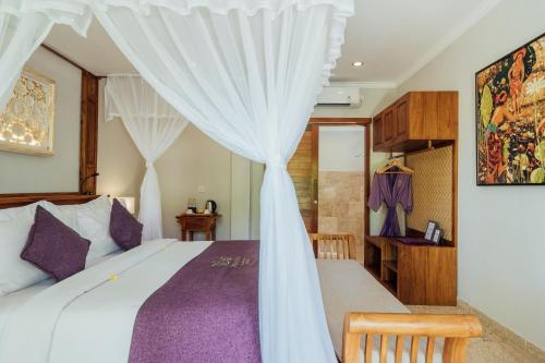 Ένα ή περισσότερα κρεβάτια σε δωμάτιο στο Desa Swan Villas & SPA, Keramas