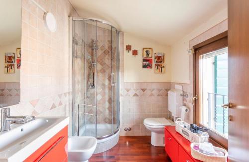 La salle de bains est pourvue d'une douche, de toilettes et d'un lavabo. dans l'établissement Villa Anis Bed and Breakfast, à Selvazzano Dentro