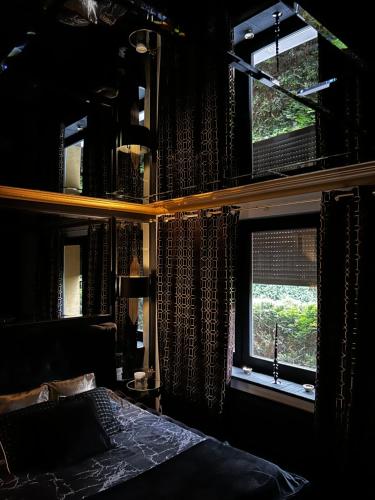 una camera con un letto e due finestre di LuxuryApartments a Varsavia