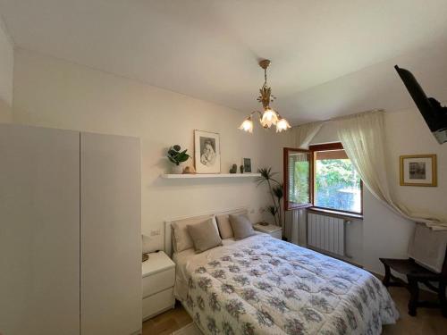 1 dormitorio con cama y ventana en Casa di Paolino en Porto Valtravaglia