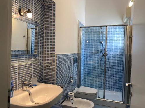 a bathroom with a sink and a toilet and a shower at Villa Titti Residence la Bussola in Fontane Bianche