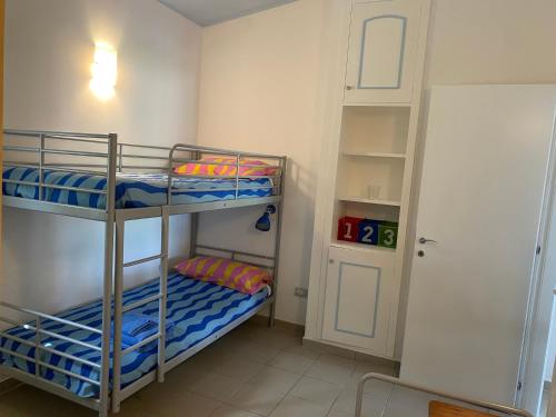 a bedroom with two bunk beds in a room at Villa Titti Residence la Bussola in Fontane Bianche