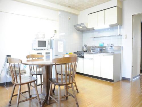 uma cozinha com mesa e cadeiras num quarto em Ueda Building - Vacation STAY 8563 em Asahikawa