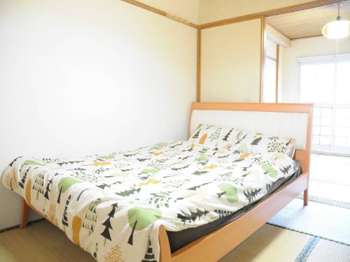 um quarto com uma cama num quarto em Ueda Building - Vacation STAY 8563 em Asahikawa