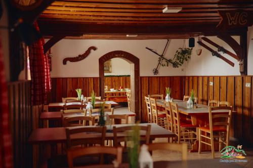 een restaurant met houten tafels en stoelen en een spiegel bij Pr` Florjan in Cerklje na Gorenjskem