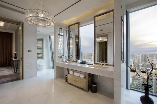 Ένα μπάνιο στο DoubleTree by Hilton Heyuan