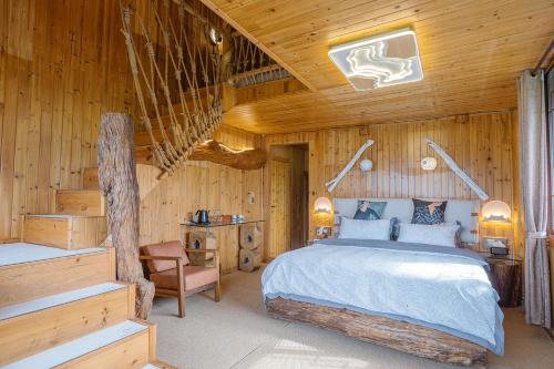 ein Schlafzimmer mit einem Bett in einer Holzhütte in der Unterkunft Longji One Art Hotel in Longsheng