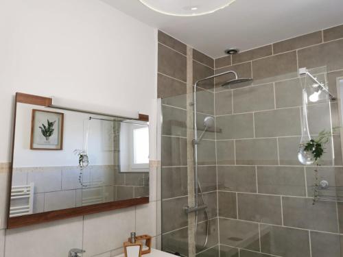 une salle de bain avec douche et lavabo dans l'établissement Le Gîte du Mas Amouroux, près du Mont Bouquet, à Les Plans