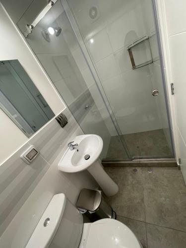 a bathroom with a toilet and a sink and a shower at Departamento de estreno en Zona exclusiva de Surco in Lima