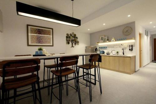 una cocina con barra y taburetes. en New 新设计 新概念 Konzept House 2 Near Jonker@Heritage, en Melaka