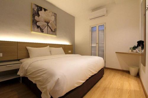 1 dormitorio con 1 cama blanca grande. en New 新设计 新概念 Konzept House 2 Near Jonker@Heritage, en Melaka