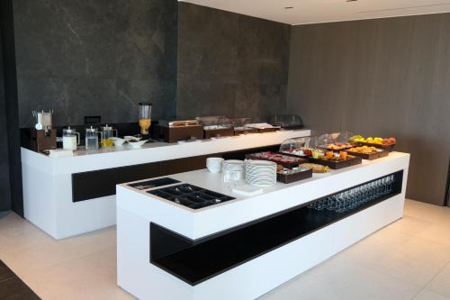 una linea a buffet in un ristorante con cibo sopra di Mango Luxury Resorts a Sarandë