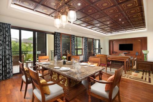 uma sala de jantar com mesa e cadeiras em InterContinental Xishuangbanna Resort, an IHG Hotel em Jinghong