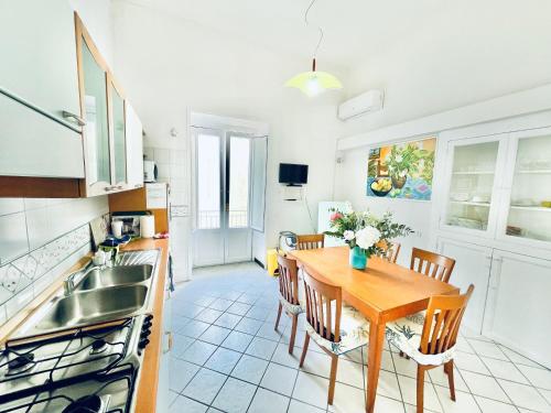 カプリにあるCamerelle 7, Domus Letterariaの木製のテーブルとダイニングルームのあるキッチン