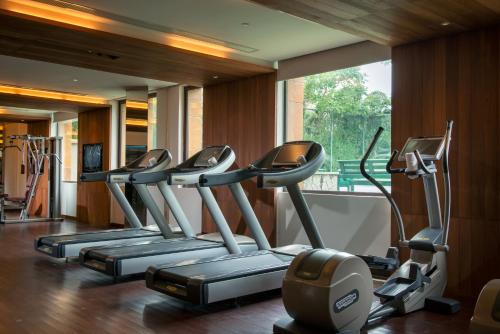 Фитнес-центр и/или тренажеры в Pullman Oceanview Sanya Bay Resort & Spa