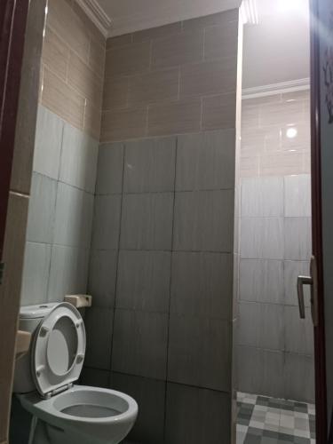 Hotel Lestariにあるバスルーム