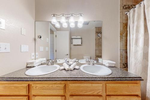 łazienka z 2 umywalkami i dużym lustrem w obiekcie The Inn at Silvercreek 432 w mieście Granby