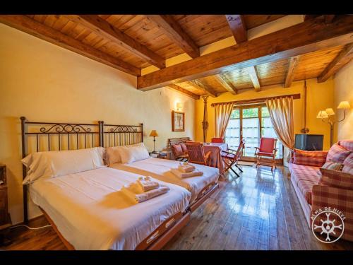 een slaapkamer met een groot bed en een woonkamer bij CASA SOMONT de Alma de Nieve in Salardú