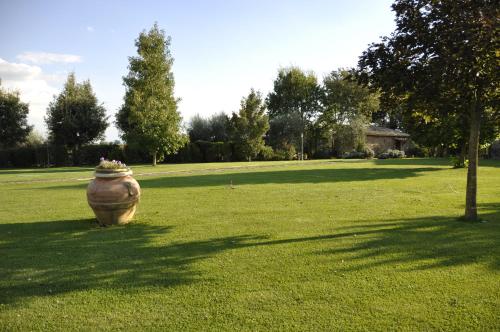 a large vase sitting in the middle of a field at Agriturismo Buriano in Lubriano