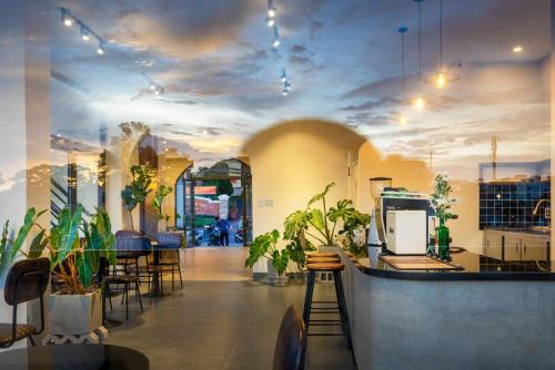 een restaurant met planten aan de muur van een kamer bij Meek - Home and Coffee in Da Lat