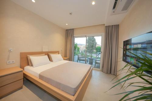 sypialnia z łóżkiem i telewizorem z płaskim ekranem w obiekcie House Of Marmaris w mieście Marmaris