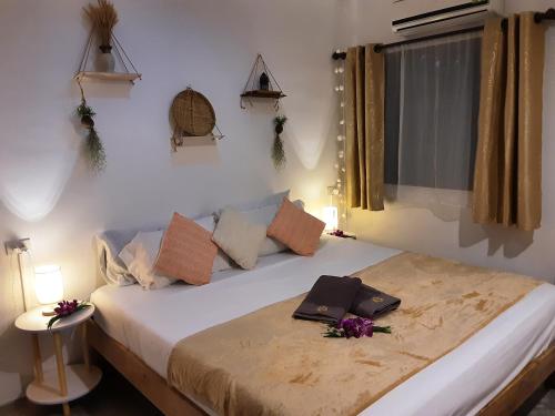 Un dormitorio con una cama grande con flores. en Feel Home no1 private house 2BR, en Hinkong