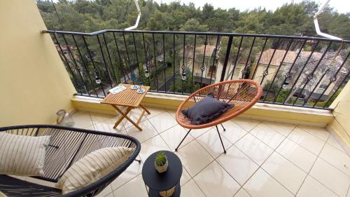 a balcony with two chairs and a table at BELLISSIMA CASA AL MARE CON VISTA MOZZAFIATO in Golem
