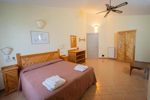 a bedroom with a bed with two towels on it at Agriturismo Zugarelli in Anguillara Sabazia