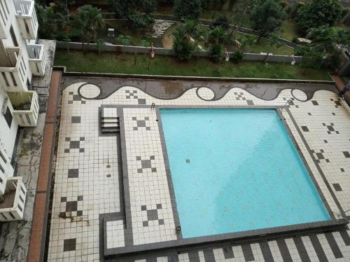 Pemandangan kolam renang di Apartemen cibubur village booking by hans property atau di dekatnya
