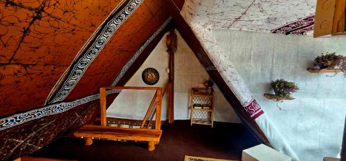 una habitación con un ático con una escalera y una habitación con techo en Haven chalet, en Nuwara Eliya