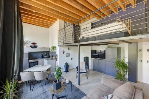 une cuisine et un salon avec un canapé et une table dans l'établissement Appartement de prestige - 