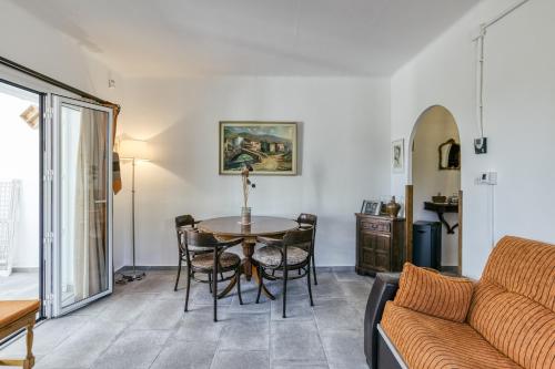 Posedenie v ubytovaní Apartamento pie de jardín en Roses