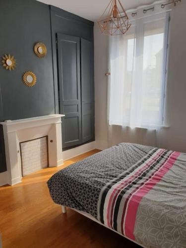 Ένα ή περισσότερα κρεβάτια σε δωμάτιο στο Maison amienoise typique