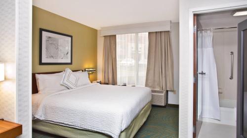 Habitación de hotel con cama y baño en SpringHill Suites by Marriott Chicago Naperville Warrenville, en Warrenville