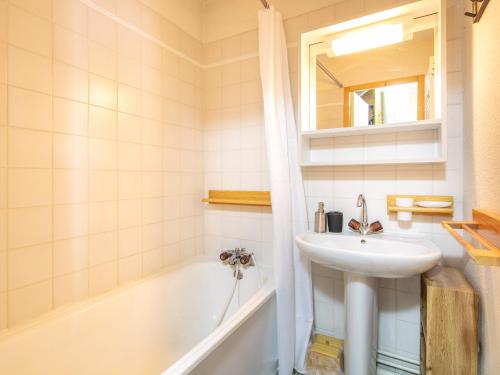 een badkamer met een wastafel, een toilet en een bad bij T Du Morel - A25 - 4 PERS in Doucy