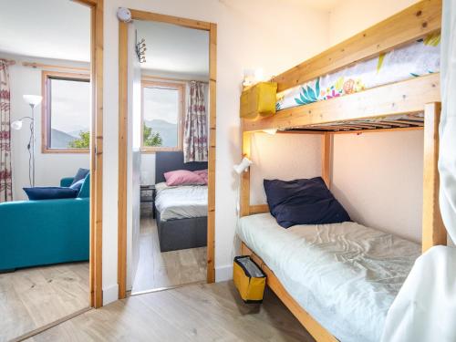 Zimmer mit 2 Etagenbetten und einem Sofa in der Unterkunft T Du Morel - A25 - 4 PERS in Doucy