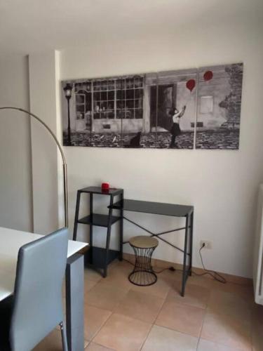 a room with a desk and a picture on the wall at Appartamento con piscina e idromassaggio a 5 min dal mare in Santa Veneranda